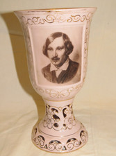 ETRANGE CALICE EN PORCELAINE