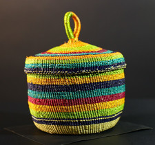 Panier de rangement en raphia