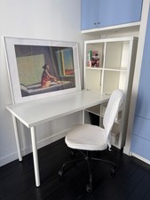 bureau blanc avec etageres et fauteuil
