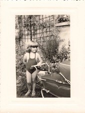 ANCIENNE PHOTOGRAPHIE FILLETTE EN SALOPETTE DANS SON JARDIN AVEC SON LANDEAU