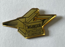 105 -  Pin's RARE ENCLUME ET MARTEAU - KLINGER METALLERIE ALUMINIUM
