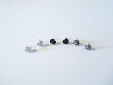 BOUCLES D'OREILLES EN PLASTIQUE LOT 3 COULEURS COEUR BLANC GRIS NOIR AVEC STRASS