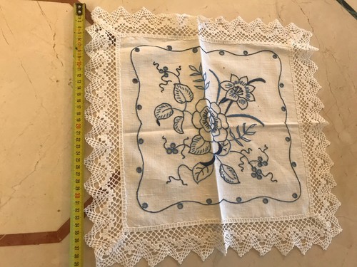 Grand napperon brodé - , main
