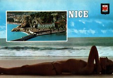 Femme seins nus à Nice