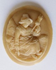 Camée  19e siècle en concrétion calcaire femme fileuse cameo