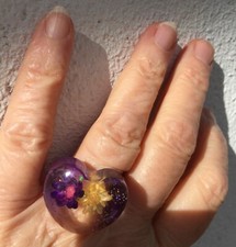 JOLIE BAGUE MONOBLOC COEUR/ ALTUGLAS/ INCLUSIONS DE FLEURS/ MICRO PAILLETE/ 1970