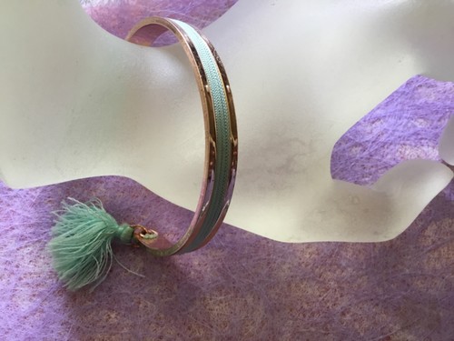 Bracelet doré avec fils vert