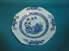 N° 313 CHINE ANCIENNE ASSIETTE CREUSE EN PORCELAINE BLEUE ET BLANCHE FLEURS