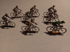 Lot de figurines cyclistes –