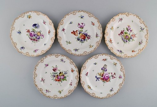 Cinq anciennes assiettes - , en