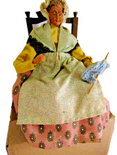 ancien santon provençal en terre cuite dame assise sur une chaise tricote