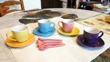 Quatre petites tasses à café