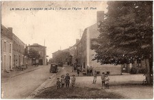 LA SALLE de VIHIERS (49) - Place de l'Eglise