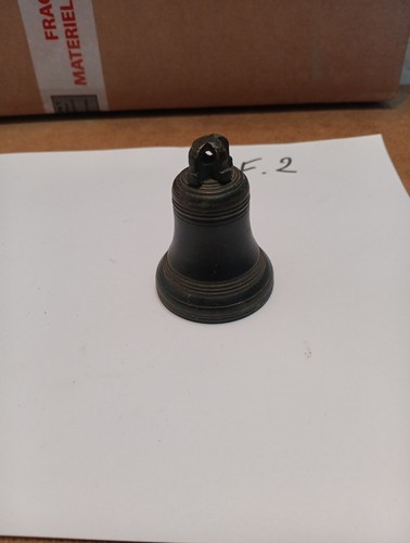 Cloche bronze signé - cloche,