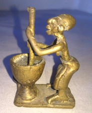 ANCIENNE STATUETTE FIGURINE FEMME QUI MOUDRE du BLE ART AFRICAIN du MALI BRONZE
