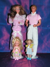 BARBIE , KEN ,  KETTY et KELLY        n° 9079   HAPPY FAMILY  1985
