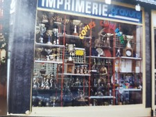 Étagères plastique et verre de  grande vitrine Vitrine de Magasin à remonter