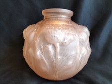 Pierre de Cagny / Vase boule verre teinté rose fleurs naturalistes / Art Nouveau