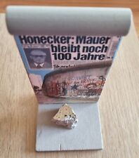 Pièce authentique unique du mur de Berlin montée sur réplique du panneau du mur