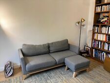 Canapé et pouf repose-pieds gris Miliboo