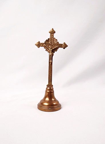 Crucifix autel sur - sur, pied