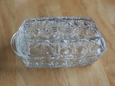 Beurrier en Verre Pressé – Motifs Géométriques – France.18X10X7 Cm. tbe