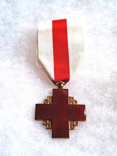 Une médaille croix - une, la