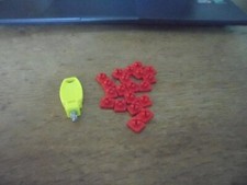 20 Attaches Rouges Plates