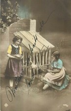 CP 2 FILLETTES PRES POULAILLER