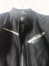 veste de moto femme ixon neuve. Taille, 42. L. Couleur noir et argentée.