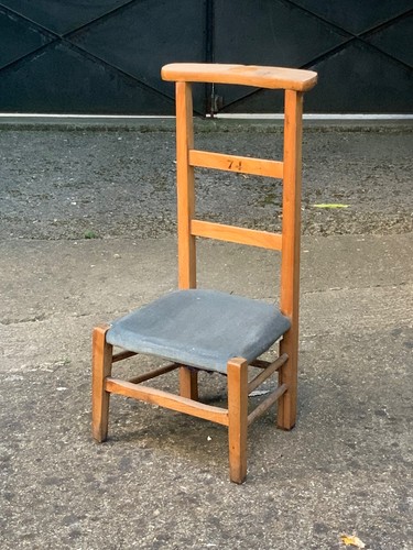 Ancienne petite chaise - , prie