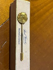 ANCIENNE EPINGLE A CRAVATE EN PLAQUE OR  AVEC SON ECRIN