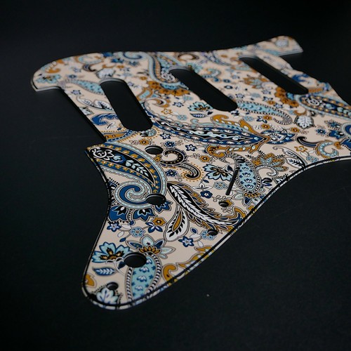 Fender strat pickguard - fender,