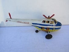 ancien hélicoptère en tole