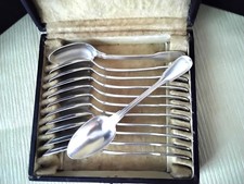 Coffret de 12 cuillères à café en métal argenté Modèle Filet
