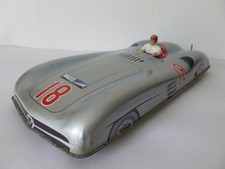 Joustra Réf 2039 - Auto Course Géante Tole Mercedes n°18 Mécanique 45 x 17 CM