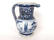 Pichet trompeur faïence Nevers camaïeu bleu scène galante bergère XVIIIème