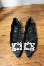 Paire de ballerines Roger Vivier modèle Efflorescence en satin et cuir noir