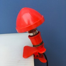 Ancienne petite lampe à pince en plastique rouge liseuse vintage années 60