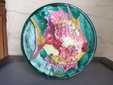 Assiette murale barbotine Marseille poisson en relief