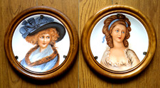 2 Assiettes en porcelaine de Limoges cadre bois Bustes de femmes signées Monreau