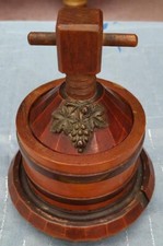 Petite boîte décorative en forme de pressoir à vin en bois et grappe de raisin