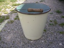 seau ancien en tôle émaillée jaune