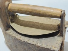 -FER A REPASSER ANCIEN FER A BRAISES FONTE XIXe avec CHEMINEE & protège main   D