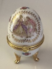 Oeuf en Porcelaine sur pieds Tripodes, Décor scène galante