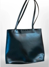 Chic et neuf sac Lamarthe noir cuir L30 x H26,5 cm et 58 cm avec lanière P 9 cm