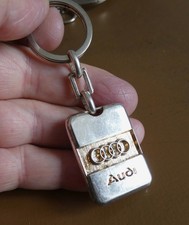 Porte cle métal argenté Automobile AUDI.