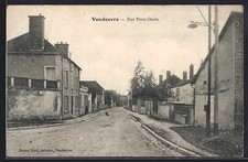 CPA Vendeuvre, Rue Porte-Dorée avec bâtiments résidentiels et lampadaire 