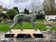 Sculpture lévrier signée