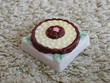 Maison de poupée - Fève en porcelaine brillante ; gâteau carré poire chocolat